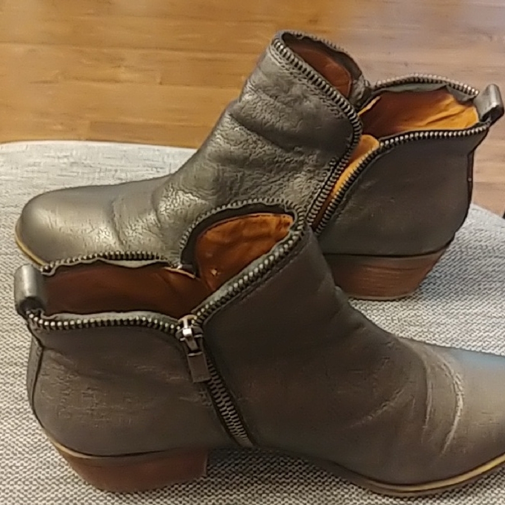 Women's Gray Leather Ankle Boots